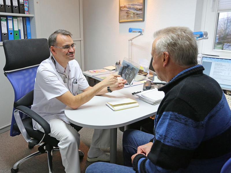 Zahnarzt Dr. Jörg Hamann bei der Patientenberatung